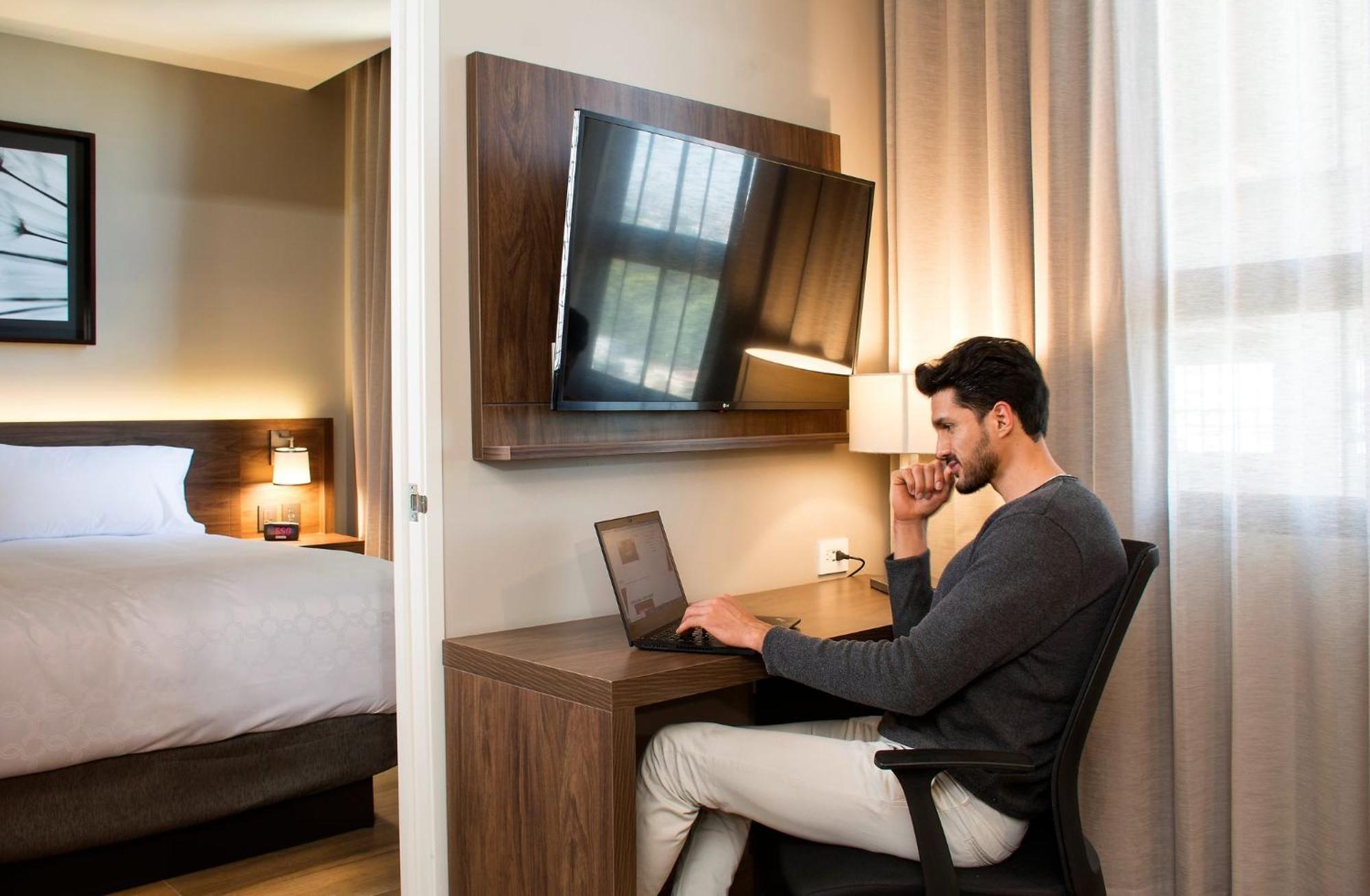 Staybridge Suites - Guadalajara Novena By Ihg Esterno foto
